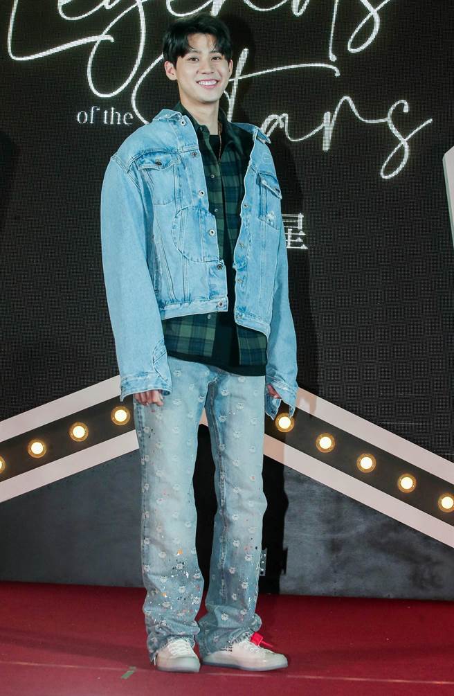 李玉玺把Off-White穿出文青帅气感，展现青春气息（粘耿豪摄）