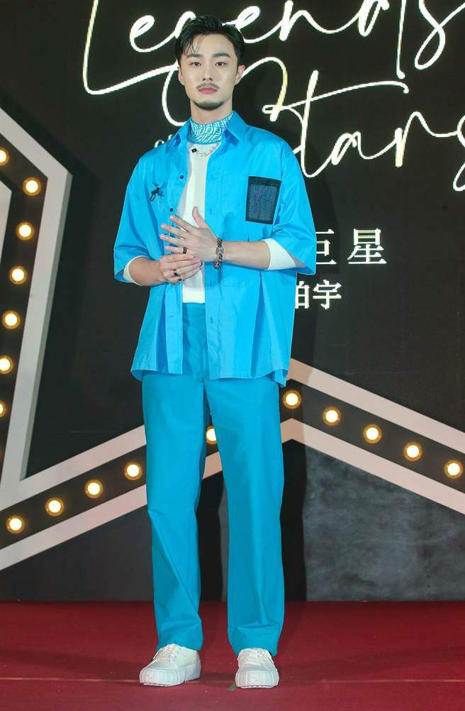 施柏宇是FENDI一日店长，鬍子造型一样是焦点。（粘耿豪摄）