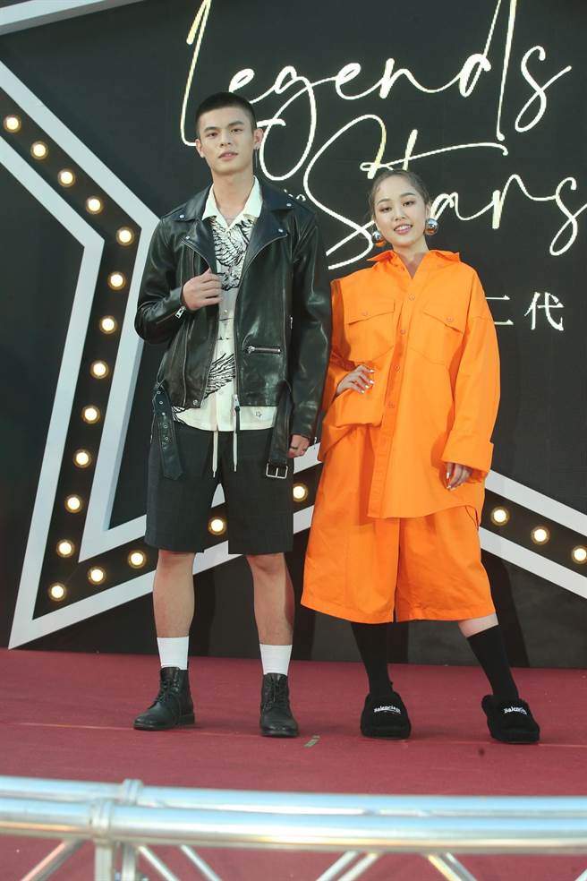 林叶亭儿子邱以太（左）、阳帆和Julie的女儿A.G陈妤安（右），一起走红毯，拍照有大将之风。（粘耿豪摄）