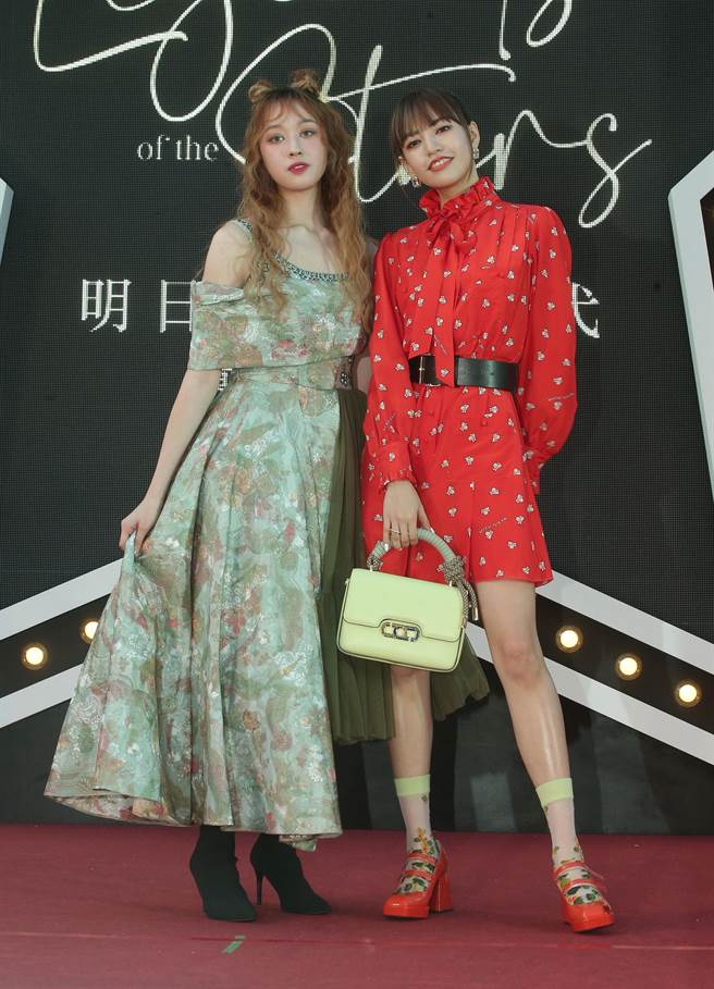 黄品源女儿黄怀萱（左）、焦恩俊女儿焦曼婷（右），拍照有大将之风。（粘耿豪摄）