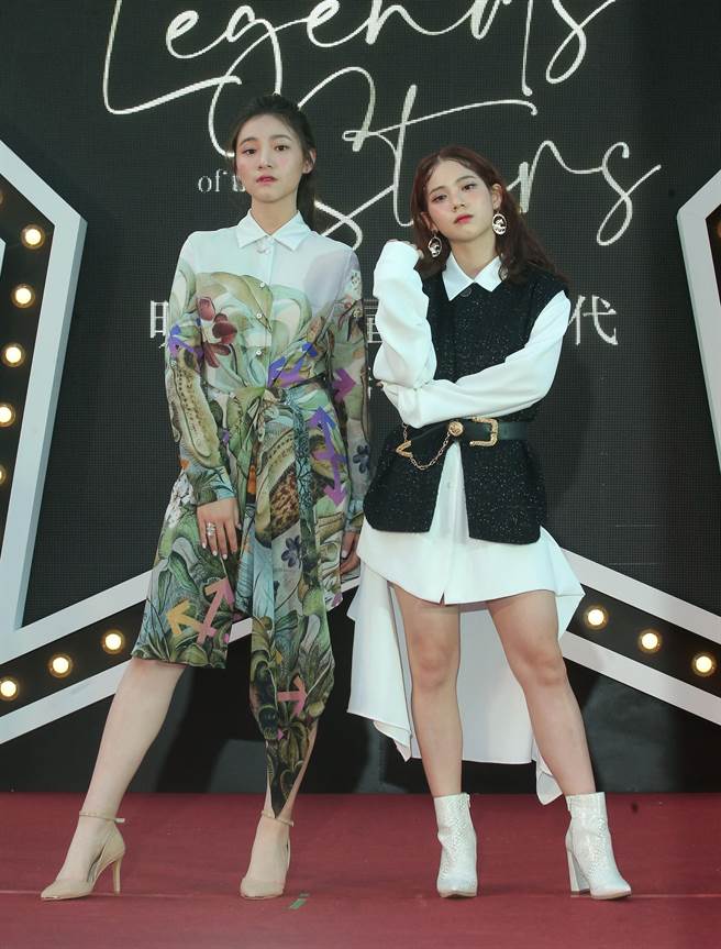 李㼈女儿李紫嫣（左）、王彩桦女儿黄于庭（右），拍照有大将之风。（粘耿豪摄）