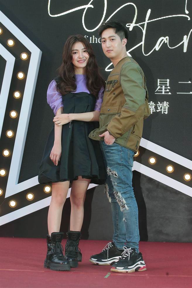 王中平和余皓然儿子韩靖（右）、女儿韩菲（左）兄妹 ，拍照有大将之风。（粘耿豪摄）