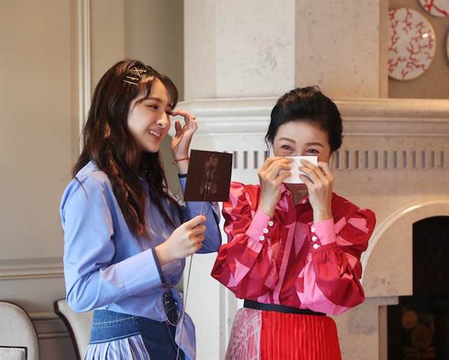 方文琳收到女儿的母亲节礼物，忍不住泪崩。（大创红国际提供）