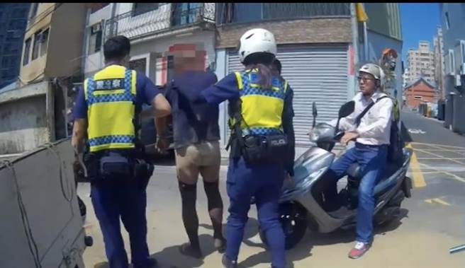 卓嫌穿蕾絲內褲偷機車太醒目，半小時遭警方逮捕。（警方提供／曹婷婷台南傳真）