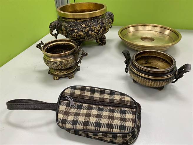警方當場查扣金爐、錢包等贓物。（警方提供／曹婷婷台南傳真）