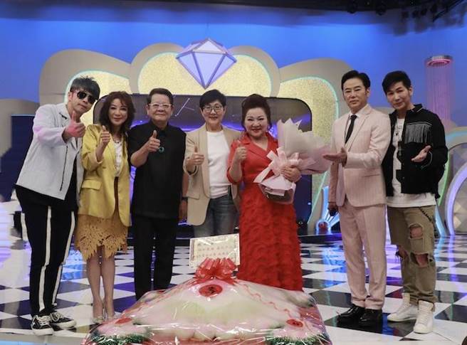 東諺（左起）、楊繡惠、鄭進一、中視董事長胡雪珠、白冰冰、陽帆、阿文。中視提供