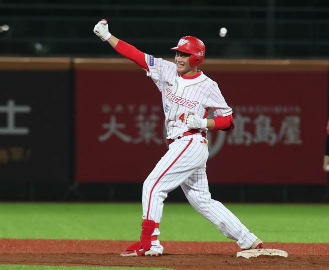 味全龙刘基鸿8局下敲出致胜二垒安打后兴奋握拳吶喊。（郑任南摄）