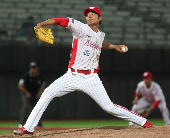 味全龙王维中先发5局只被敲1安、无失分。（郑任南摄）