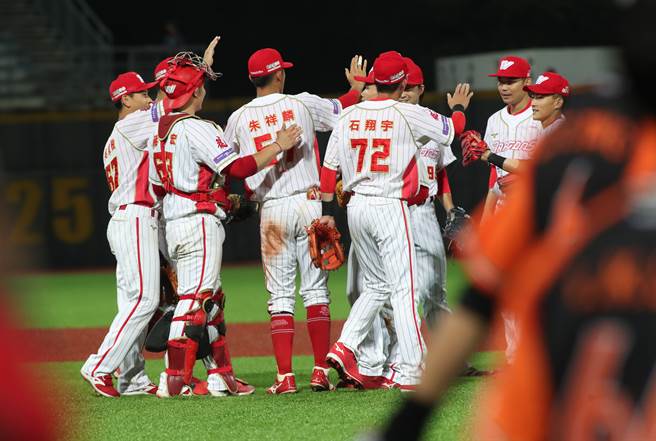 味全龙以3比1击败统一狮，收下对战2连胜。（郑任南摄）