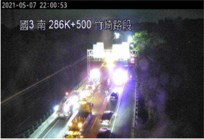 國道三號南下286公里，梅山至竹崎路段傳出6車追撞。（翻攝即時路況）