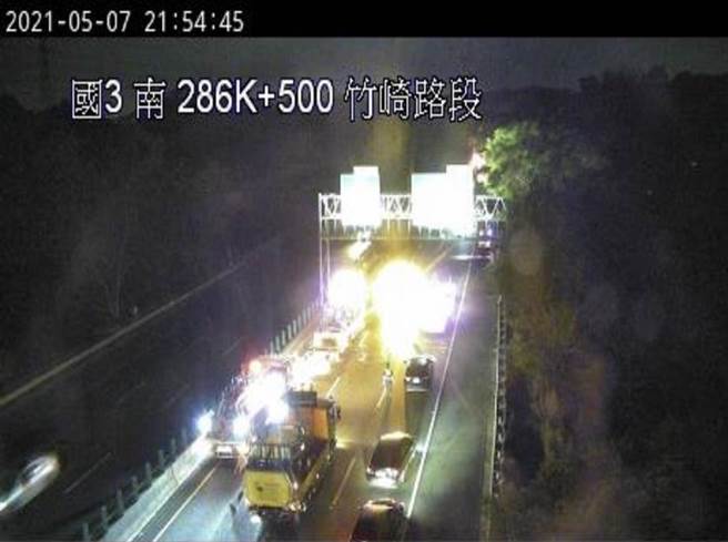 國道三號南下嘉義段286K處，七日晚間9點左右發生6車追撞連環車禍。（呂妍庭翻攝）