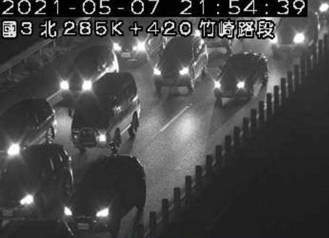 國道三號南下嘉義段286K處，七日晚間9點左右發生6車追撞連環車禍。（呂妍庭翻攝）