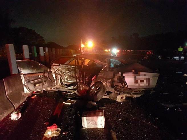 國道三號南下嘉義段286K處，七日晚間9點左右發生6車追撞連環車禍，造成3人受傷送醫。（嘉義縣消防局提供／呂妍庭嘉義傳真）
