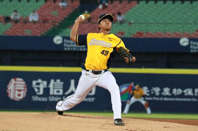 中信兄弟余谦初登板就缴出7局失3分好投，夺下生涯首胜。（中信兄弟提供）