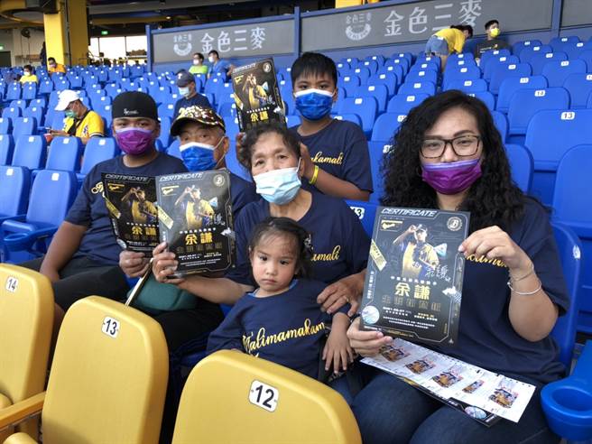 中信兄弟余谦今天迎来一军初登板，近20名亲友到场加油。（中信兄弟提供）