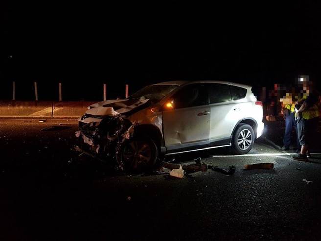 國道三號南下嘉義段286K處，七日晚間9點左右發生6車追撞連環車禍，造成3人受傷送醫。（嘉義縣消防局提供／呂妍庭嘉義傳真）