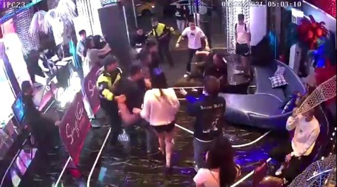 在场两名员警赶紧将双方拉开，但其他人仍互相拉扯叫嚣。(翻摄照片／林郁平台北传真）