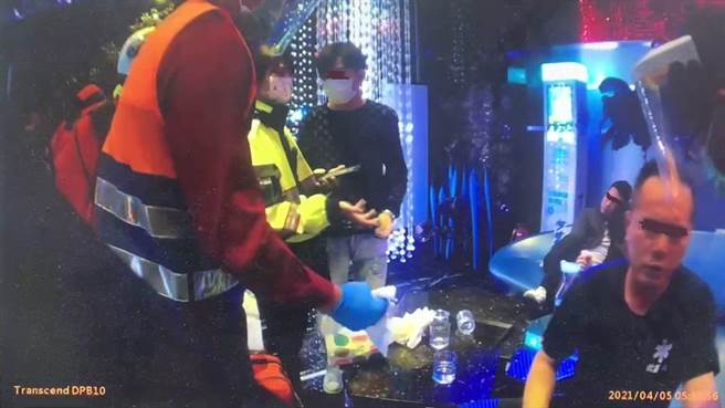 员警呼叫支援警力，并请救护人员到场，但高男表示不愿就医，也未发现伤势。(翻摄照片／林郁平台北传真）