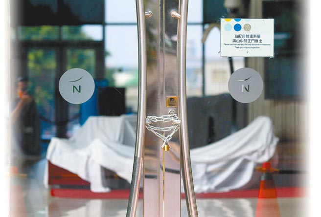 图为诺富特饭店大门深锁。（范扬光摄）