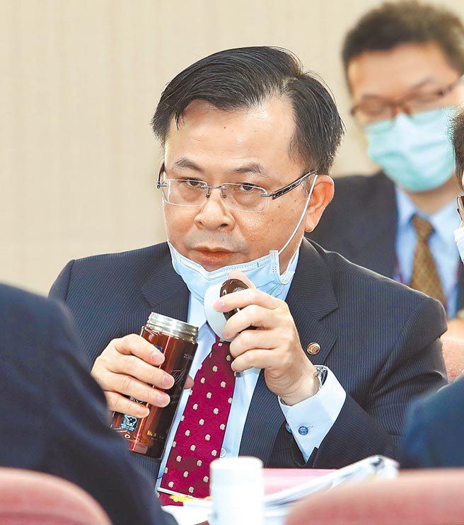 多位立委质询关切NCC审议新闻台上架有线电视CH52的情况，对此，NCC主委陈耀祥（图）5日在立法院交通委员会答询表示，目前15家有线电视申请上架《台视新闻台》一案预计5月底可以审查完毕。（刘宗龙摄）