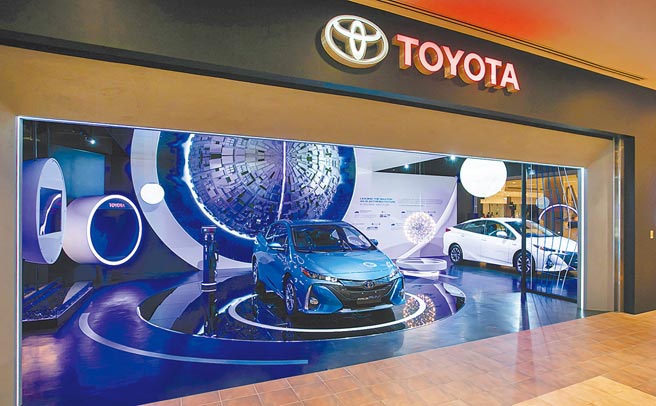 和泰汽车启动电动车布局，目标是2025年电动化车辆销售占比提高到4成。图为全台首间「TOYOTA品牌形象馆」，介绍电动车。（和泰车提供）