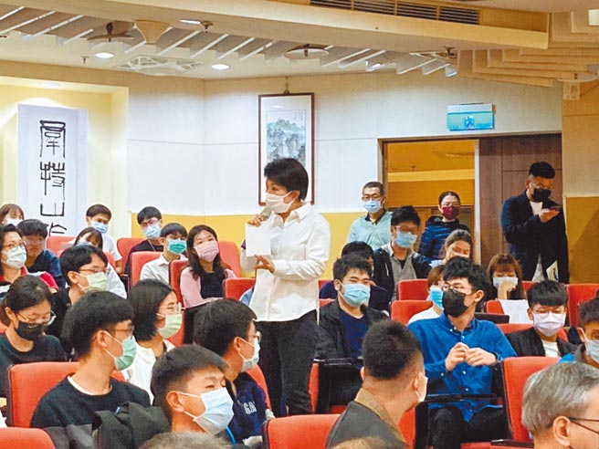 台中市长卢秀燕受邀返回政大地政系演讲，与同学们互动热络。（政大地政系提供／李侑珊台北传真）