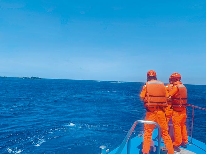 「漁順昇168號」5日晚間通報求救，海巡單位經20小時搜救後只發現船體，仍未尋獲船長父子等人。（琉球區漁會提供）