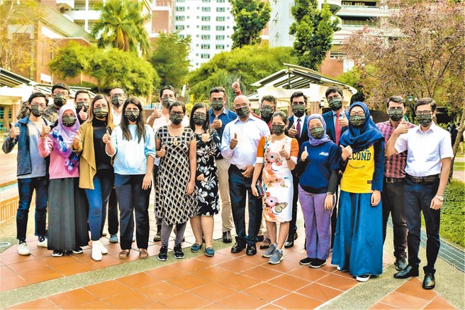 朝阳科大发表全台第一款结合SDGs的CYUT形象口罩，将联合国17项永续发展目标融入校园生活。（朝阳科大提供）