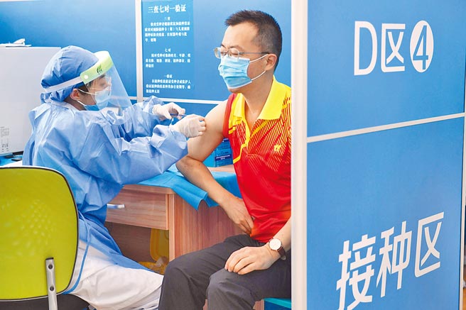 路透引述WHO的评估报告文件表示，北京科兴所生产的新冠疫苗能有效防止60岁以下的成年人感染新冠肺炎。图为日前广州市民在天河体育中心接种新冠疫苗。（中新社资料照片）