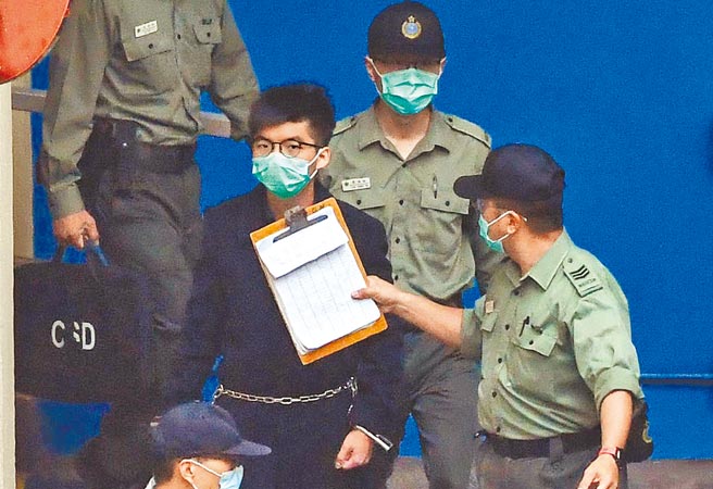 香港26名民主派人士于去年六四举行晚会，涉嫌参与未经批准集结等罪，其中黄之锋（前右二）等4人已认罪，昨日判刑。（中新社资料照片）