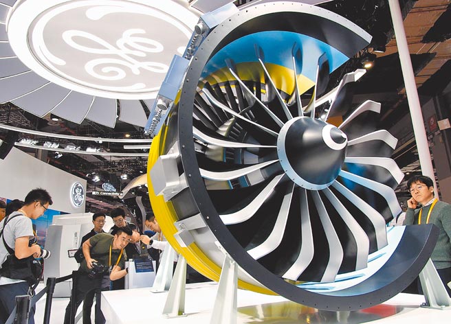 美国贸易代表戴琦表示，希望近期与中国官员接触，评估首阶段贸易协议的执行情况。图为2019年上海进博会装备展区的美国通用电气展台参观。（新华社）