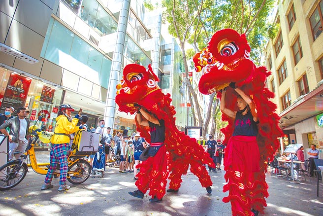 中国外交部发言人汪文斌，昨日除对G7外长会发现挺台声明表达谴责之外，也批评澳洲政府，不对该对中澳经贸等领域有所限制和打压。中澳关系对峙再升级。图为澳洲华人街。（新华社）