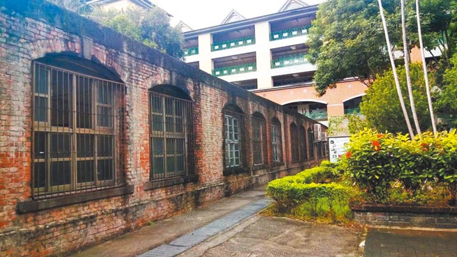 新北市新庄国小前身为日据时代的「兴直公学校」，校内一栋四连栋红砖旧校舍保留至今，近日被登录为新北市歷史建筑。（新北市文化局提供／许哲瑗新北传真）