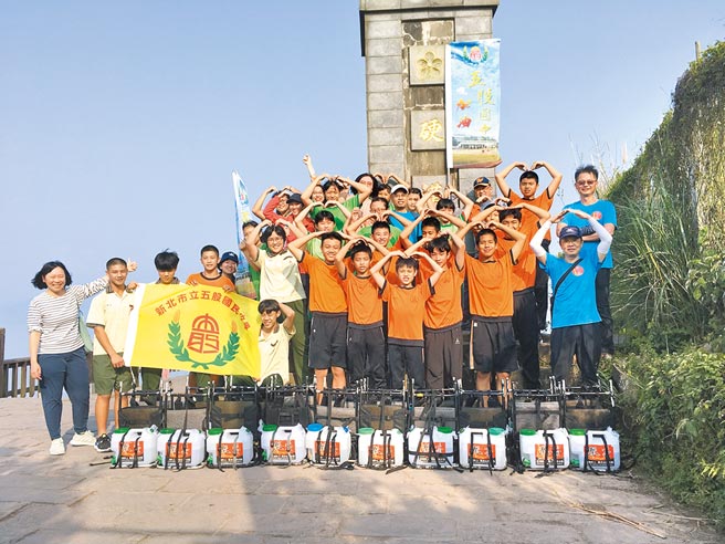 五股国中独创「奉茶」课程，由校长、教师们带着孩子，背着大型「奉茶」水壶攻上陡峭的观音山硬汉岭，校长杨尚青表示，奉茶有着诚恳又谦虚的深意，是五股人最值得骄傲的生活教育。（五股国中提供／戴上容新北传真）