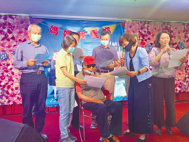 由中视慈善爱心基金会主办、中国时报承办的「为荣家献唱」歌唱会，6日在新竹荣民之家登场。（陈育贤摄）