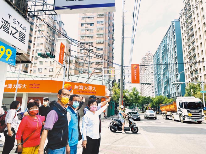 潭子头家地区中山路沿线69仟伏特高压电杆林立，立委杨琼璎邀相关单位会勘。（陈淑娥摄）