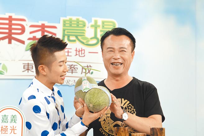 「嘉义极光－欧若拉」哈密瓜由嘉义县长翁章梁（右）命名，为推广特色品牌，翁章梁站到第一线卖产品。（嘉义县政府提供／吕妍庭摄）