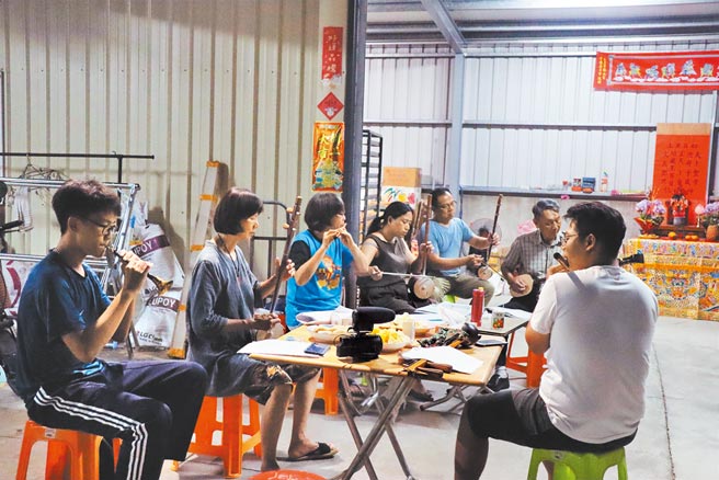 文武郎君阵团员于台南佳里区一处民宅旁克难练习。（刘秀芬摄）