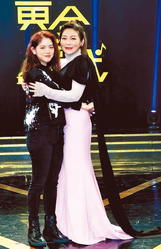 王彩樺（右）的女兒黃于庭上媽媽主持的《黃金年代》。（華視提供）