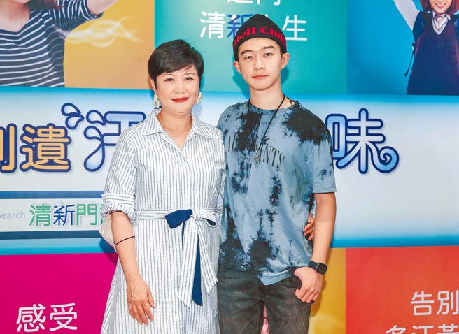 貝克宇（右）計畫赴美念書，媽媽崔佩儀決定放手。（粘耿豪攝）