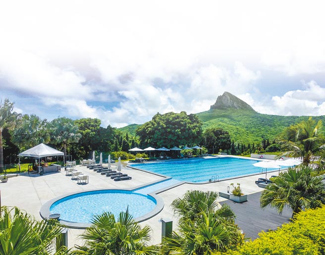 华泰瑞苑垦丁宾馆紧邻社顶自然公园、梅花鹿復育区等旅游胜地，于泳池戏水可远眺大尖山。（华泰大饭店集团提供）