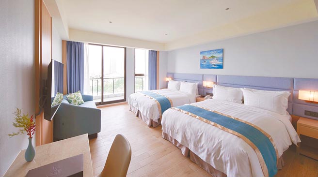 兰阳乌石港海景酒店「精致四人房」2大床，房内设计明亮雅致。（兰阳乌石港海景酒店提供）