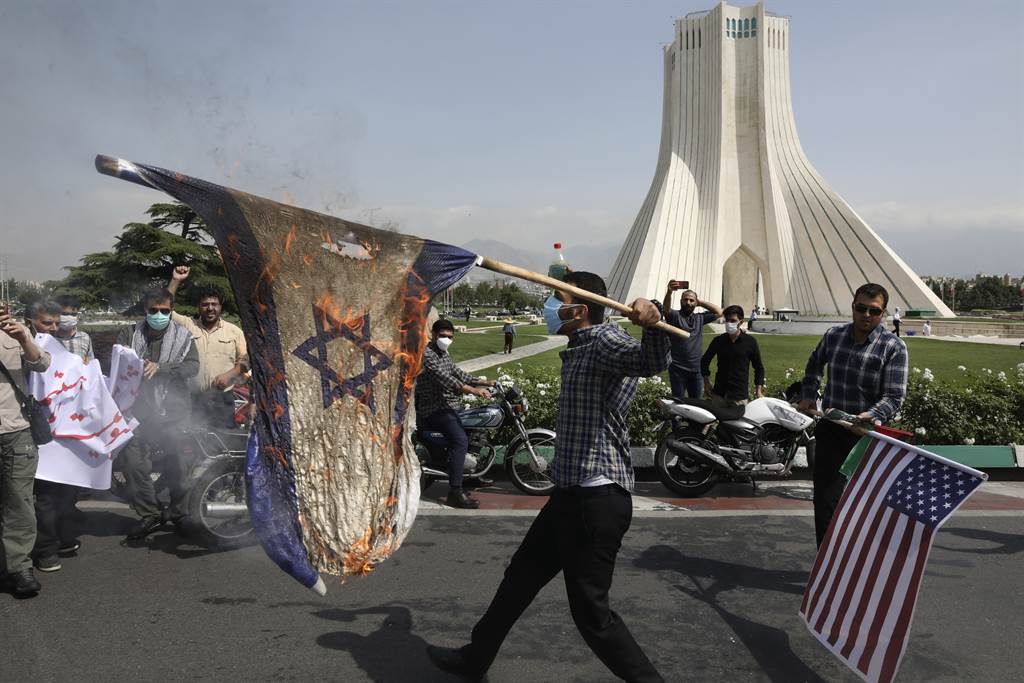 伊朗表示，华府已准备好解除对该国的诸多制裁，但德黑兰当局的要求更多。图为伊朗民众在示威中烧毁以色列和美国国旗。（图／美联社）(photo:ChinaTimes)