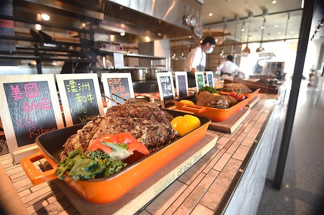台北松山意舍酒店〈Que 原木烧烤餐〉，假日晚餐改以「Full Buffet」全自助餐型式供应，取餐台上提供各种牛排吃到饱。（图／姚舜）