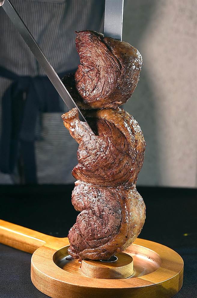 松山意舍〈Que原木烧烤餐厅〉假日晚餐改成Buffet供餐，除美式牛排外，〈原木烧烤巴西式森巴皇后牛排〉的串烤牛排亦可吃到饱。（图／姚舜）