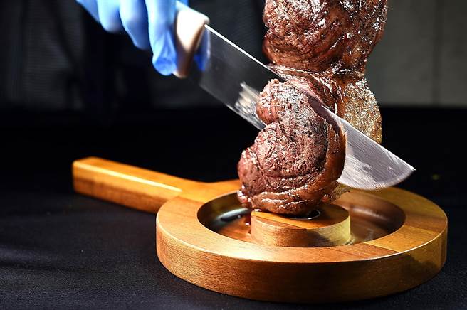 松山意舍〈Que〉餐厅的〈巴西式森巴皇后牛排〉，在自助餐台上，客人现点、厨师现场厚切，光看就很过瘾。（图／姚舜）