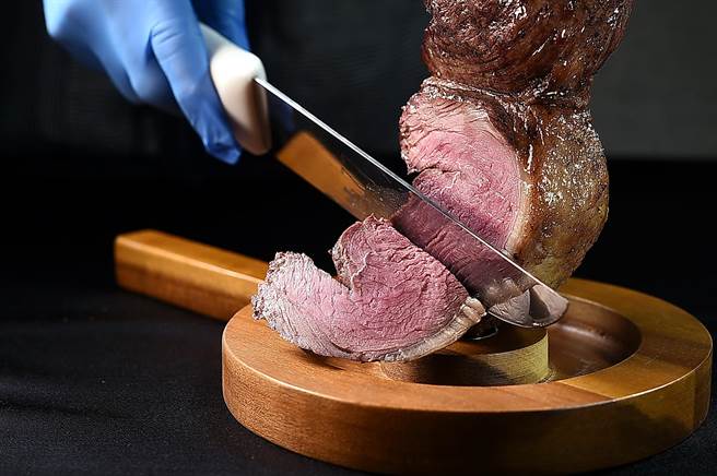 〈原木烧烤巴西式森巴皇后牛排〉，是採巴西窑烤中最经典的牛腰臀肉串烤，削切后可看到粉红肉色。（图／姚舜）