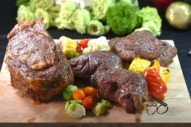 松山意舍〈Que〉餐厅，美国肋眼牛排（左起）、巴西皇后牛排，以及澳洲和牛翼板牛排，全都可以现点、现削／切，吃到饱。（图／姚舜）