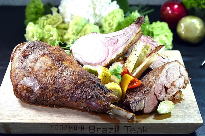 整条〈烤羊腿〉过去少在观光饭店餐厅出现，如今松山意舍〈Que〉餐厅以原木直火烧烤，让客人吃到饱。（图／姚舜）