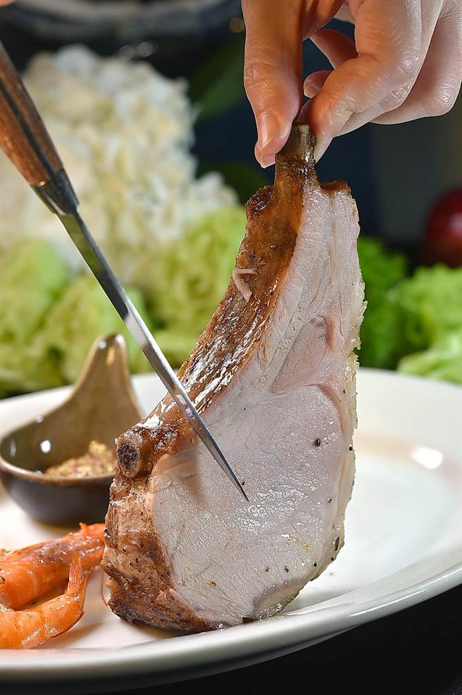 直火烧烤〈带骨究好猪肋排〉，肉色粉嫩、肉质纤维细致，口感柔嫩且带汁。（图／姚舜）